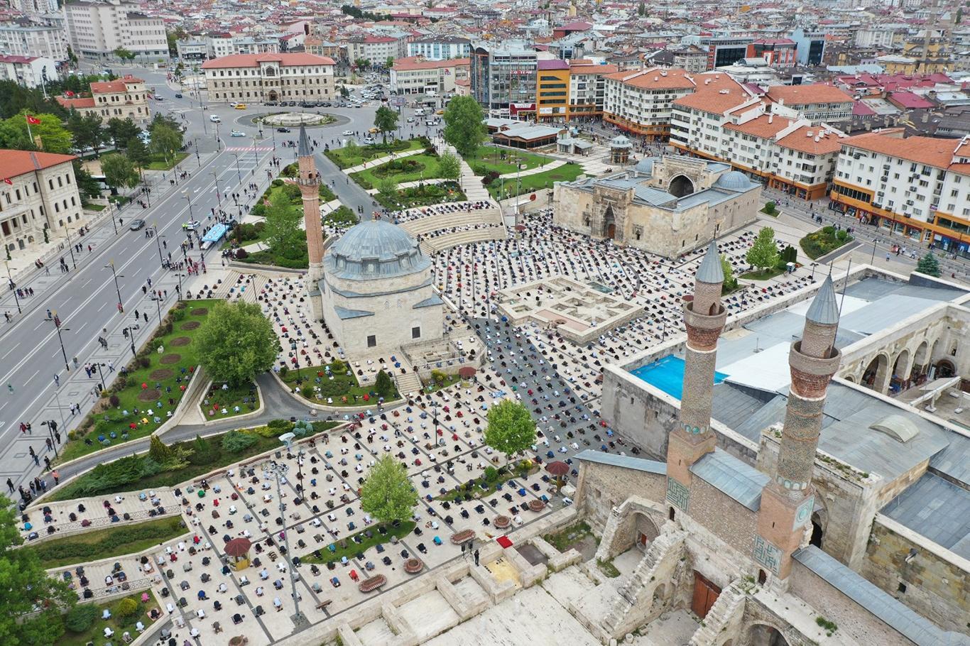 Müslümanlar Cuma namazına akın etti